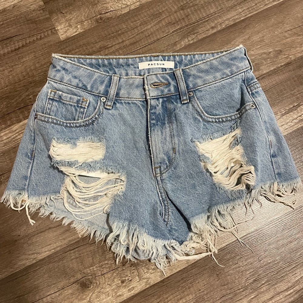 Mid rise destroyed short shorts